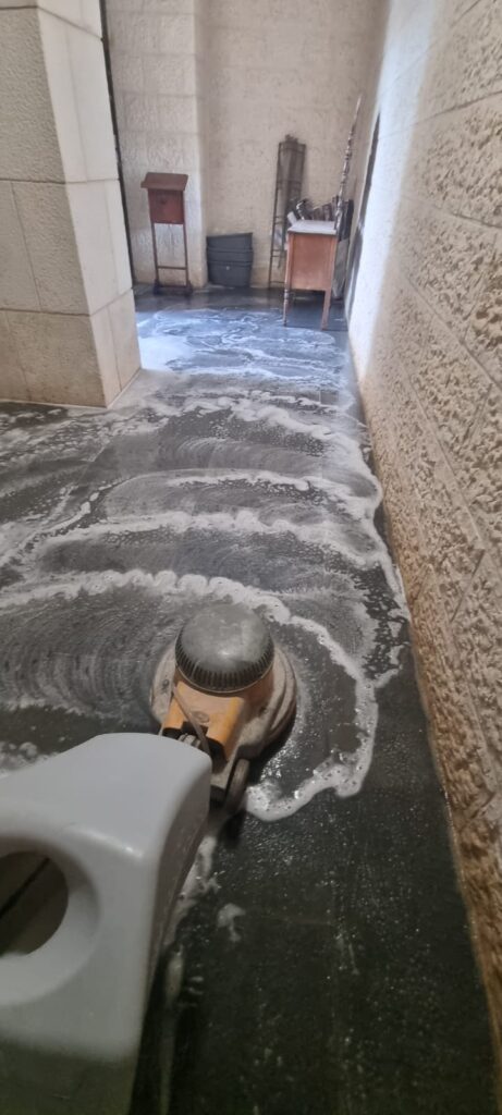 ניקוי מדרכות ולוביים