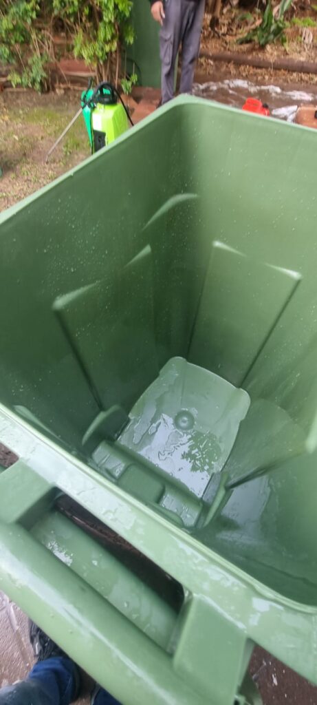 ניקוי פחי אשפה
