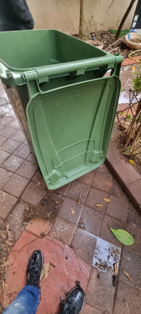 ניקוי פחי אשפה