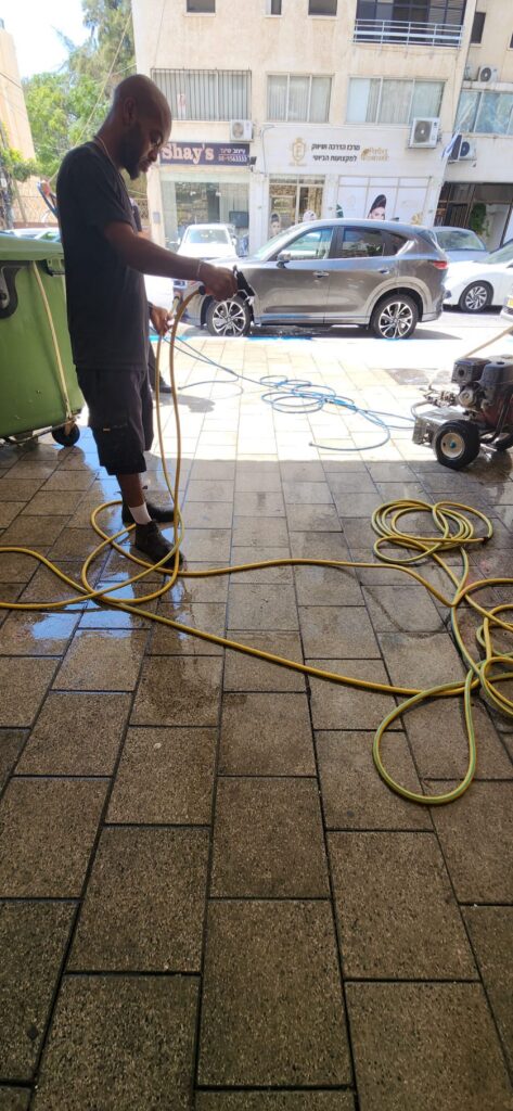 ניקוי מדרכות ורחבות באבן משתלבת