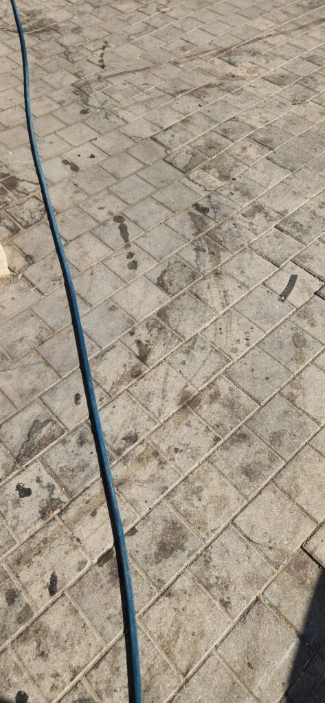ניקוי מדרכות ורחבות באבן משתלבת