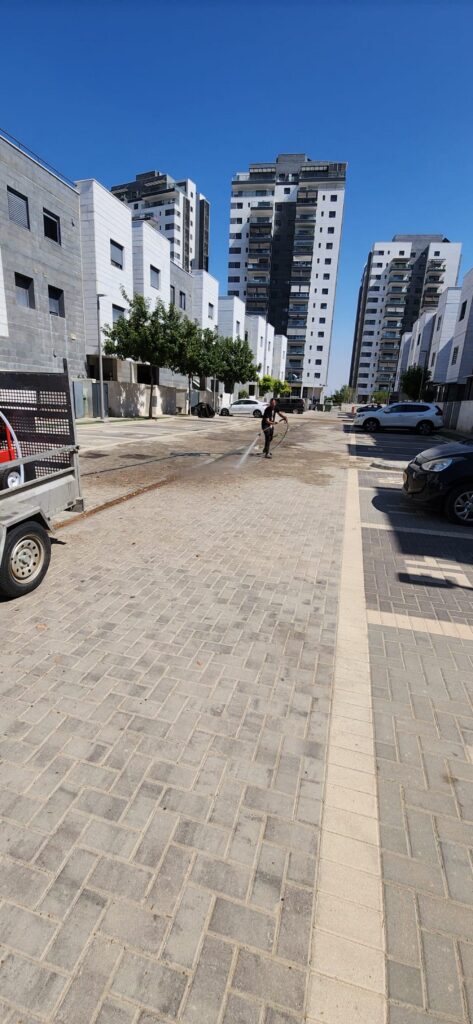 ניקוי מדרכות ורחבות באבן משתלבת