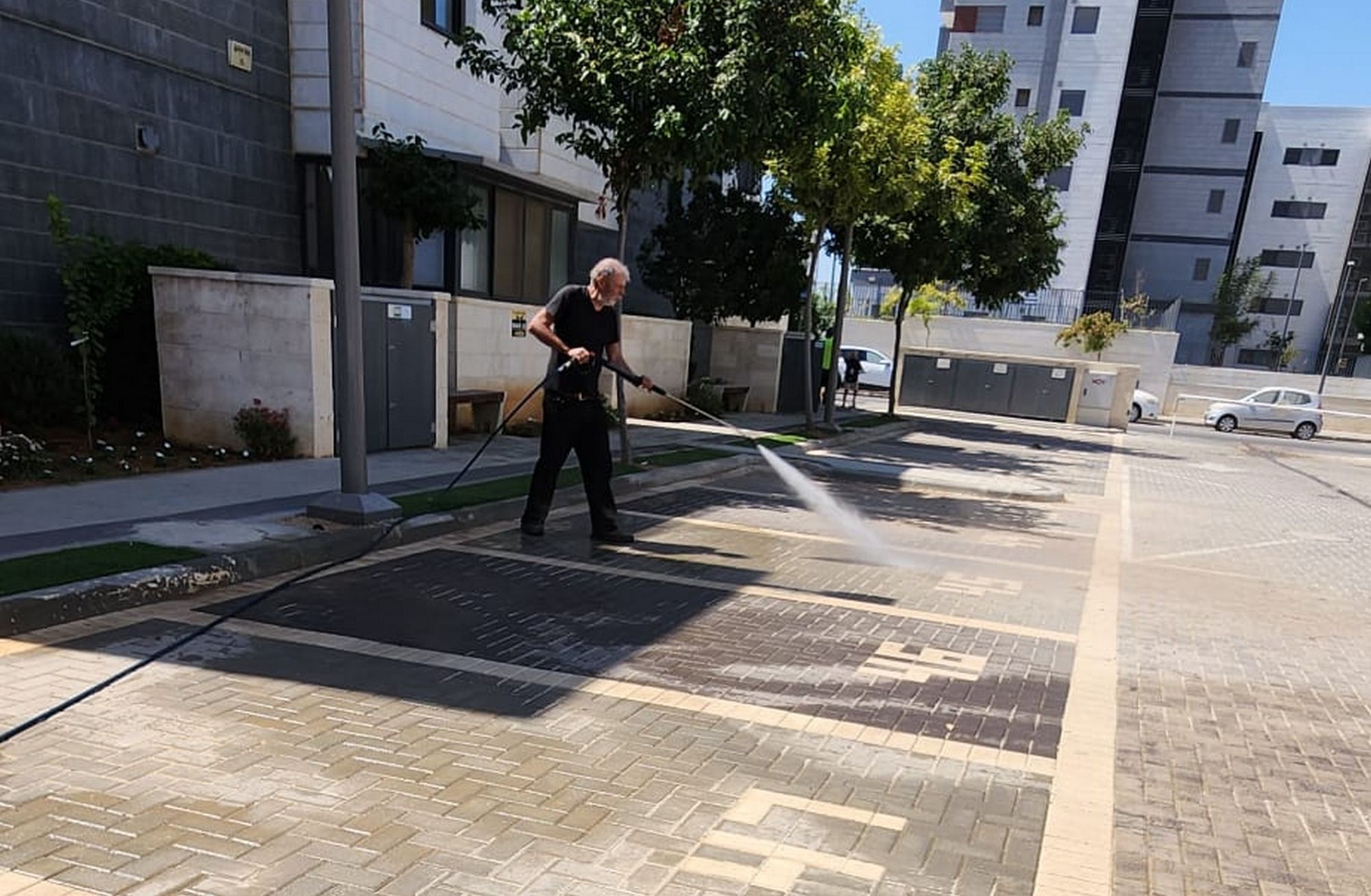 ניקוי מדרכות ורחבות באבן משתלבת